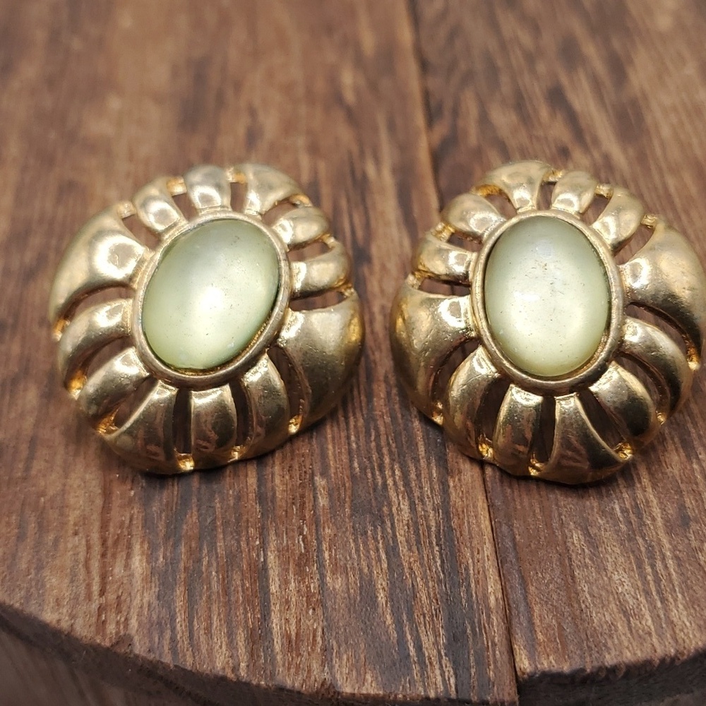 E448 peridot‎ glow earrings
